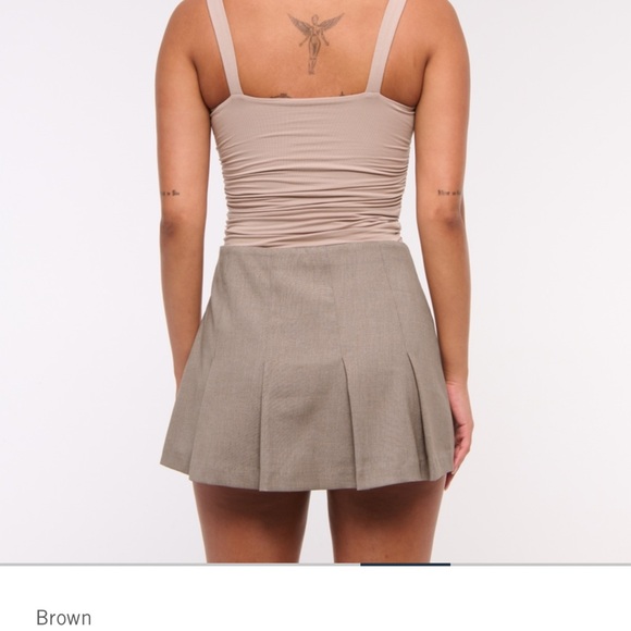 Mid Rise Wide Pleated Mini Skort - Picture 5 of 5